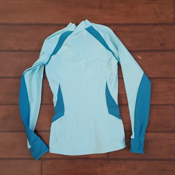 Underarmor wend size small long sleeve top - Picture 3 of 3